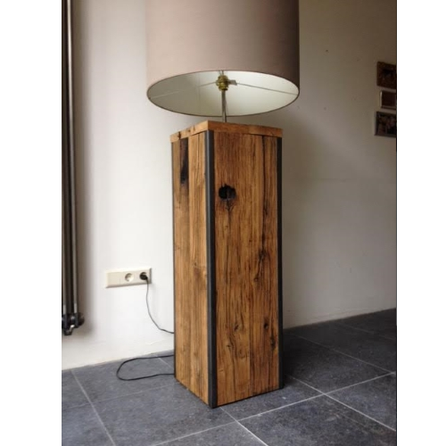 Stijlvolle lamp gemaakt van Eikenhout met ijzeren profielen. WoodStack Breda