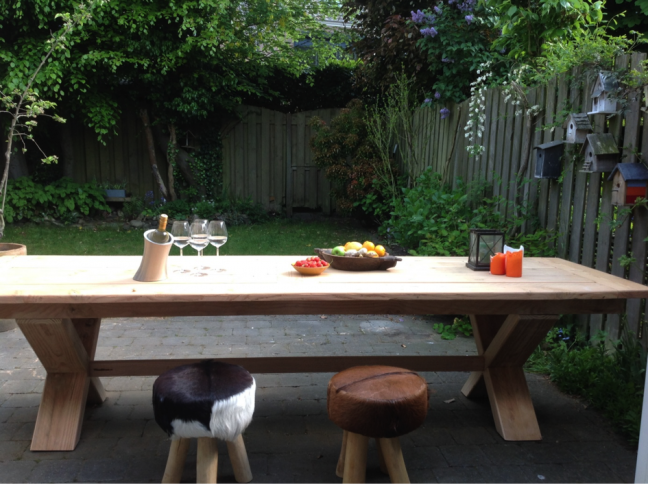 Mooie buitentafel gemaakt van douglas hout door Woodstack Breda